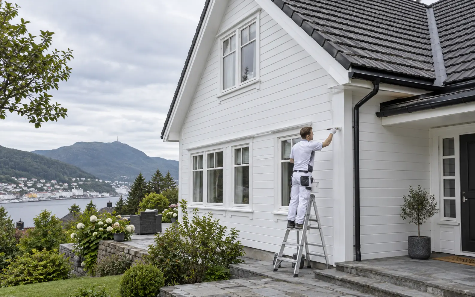 Maler som maler en hvit trevilla i Bergen