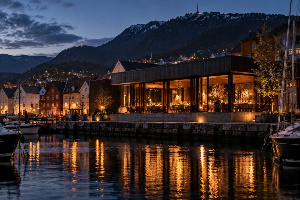 Restauranten ved vannet i skumringen med lys i vinduene